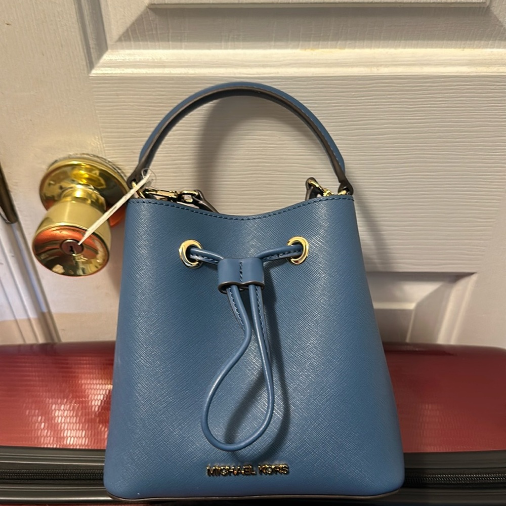 Suri Sm bucket xbody leather purse
